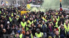 Người biểu tình "Áo vàng" tập trung tại thủ đô Paris, Pháp, ngày 26/1/2019. (Ảnh: AFP/ TTXVN)
