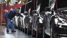 Những chiếc ô tô S-class trong dây chuyền sản xuất ở giai đoạn cuối tại nhà máy sản xuất của Mercedes-Benz ở Sindelfingen, Tây Nam Đức. Ảnh: AFP/TTXVN