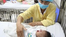 Trẻ mắc cúm điều trị tại BV Nhi TƯ