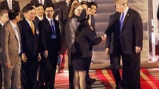 Tổng thống Trump đến sân bay Nội Bài.