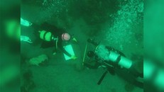 Các nhà khảo cổ khai quật dưới đáy hồ