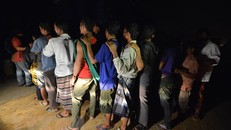 Lao động nhập cư bất hợp pháp bị bắt giữ tại Klang, ngoại ô Kuala Lumpur, Malaysia. (Ảnh: AFP/TTXVN)