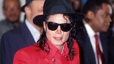 Tượng Michael Jackson bị di dời sau bộ phim gây tranh cãi