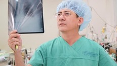 Bác sĩ kiểm tra vết thương anh T. qua phim chụp. Ảnh: BV CUNG CẤP