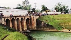 Cống Mụ Bà, nơi cô gái nhảy sông tự tử. 