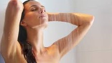 Vì sao tắm khuya dễ gây đột quỵ?