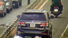 Ô tô đi vào làn xe máy trên cao tốc TPHCM – Long Thành – Dầu Giây.