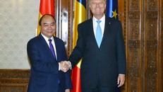 Thủ tướng Nguyễn Xuân Phúc và Tổng thống Romania Klaus Iohannis. Ảnh: VGP