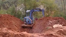 Cơ quan chức năng tìm kiếm thi thể nạn nhân.