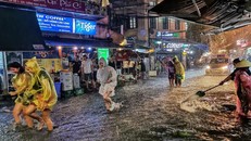 Mưa lớn khiến Hà Nội ngập úng lúc nửa đêm