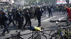 Cảnh sát triển khai để ngăn chặn những người biểu tình “Áo vàng” quá khích tại thủ đô Paris ngày 20/4. Ảnh: AFP/TTXVN