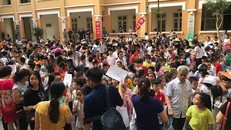 Thí sinh dự thi môn Toán - kỳ thi ASMO tại điểm thi Trường THCS Nguyễn Tri Phương. Ảnh: PHCC