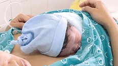 Người phụ nữ sinh con ngay trên đường