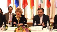 Thứ trưởng Ngoại giao Iran Abbas Araghchi đã có cuộc gặp với quan chức ngoại giao Liên minh châu Âu (EU) Helga Schmid. (Nguồn: AFP)