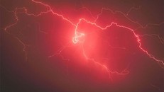 Điện tích khó xuất hiện trên các hạt bazan khi điều kiện áp suất không khí thấp.