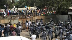 Cảnh sát Ethiopia bắt giữ một kẻ tình nghi đánh bom tại Addis Ababa. Ảnh tư liệu: AFP/TTXVN