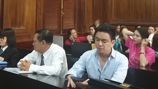 Bác sĩ Chiêm Quốc Thái (từ phải qua) tại tòa. Ảnh: Phan Thương