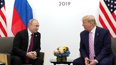 Tổng thống Nga Vladimir Putin và người đồng cấp Mỹ Donald Trump trong cuộc hội đàm ở Osaka, Nhật Bản. (Ảnh: AFP/TTXVN)