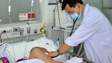 Chăm sóc bệnh nhân tại một bệnh viện công ở TP.HCM. Ảnh: Duy Tính