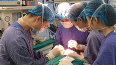 Các bác sỹ phẫu thuật cho bệnh nhân. (Ảnh: PV/Vietnam+)