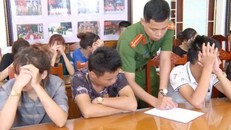 Các nam thanh nữ tú bị bắt khi đang bay lắc.