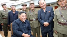 Chủ tịch Triều Tiên Kim Jong-un được cho là đích thân giám sát cuộc thử nghiệm tên lửa mới nhất. Nguồn: KCNA
