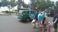 Du khách rất khó qua đường do giao thông ở TP Nha Trang thường xuyên quá tải