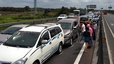 Hiện trường một vụ tai nạn liên hoàn trên cao tốc TP.HCM - Trung Lương ngày 28/4. Ảnh: L.L.