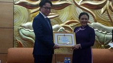 Chủ tịch Nguyễn Phương Nga trao Kỷ niệm chương tặng Đại sứ Prak Nguon Hong