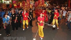 Rước đèn Trung Thu trên phố Hà Nội. (Ảnh: Thanh Tùng/TTXVN)