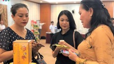 Doanh nghiệp trao đổi về mẫu mã hàng hóa.