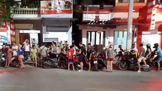 Người dân tập trung bên ngoài khu vực xảy ra vụ án mạng. (Ảnh: Báo Thái Nguyên)