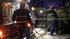 Công nhân của Công ty Thoát nước Hà Nội tiến hành hút bùn quanh Công ty Rạng Đông. (Ảnh: Sơn Bách/Vietnam+)