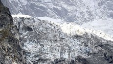 Sông băng Planpincieux ở sườn bên Italy. (Ảnh: Reuters).