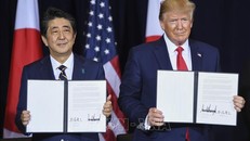 Thủ tướng Nhật Bản Shinzo Abe (trái) và Tổng thống Mỹ Donald Trump tại lễ ký thỏa thuận thương mại song phương ở New York (Mỹ) ngày 25/9/2019. Ảnh: AFP/TTXVN