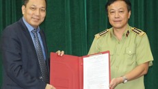 Thứ trưởng Đặng Hoàng An trao quyết định bổ nhiệm cho ông Hoàng Ánh Dương. Ảnh: Tổng cục Quản lý thị trường.