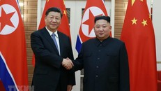 Chủ tịch Trung Quốc Tập Cận Bình (trái) và nhà lãnh đạo Triều Tiên Kim Jong-un trong cuộc gặp thượng đỉnh ở Bình Nhưỡng ngày 20/6/2019. (Ảnh: Yonhap/TTXVN)