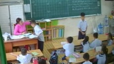 Cô giáo véo tai, phạt học sinh đứng trong lớp. Ảnh: Chụp màn hình.