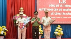 Thứ trưởng Bùi Văn Nam tặng hoa Đại tá Lê Tấn Tới (bên phải) và trao Quyết định phụ trách Công an tỉnh Bạc Liêu cho Đại tá Trần Phong, Phó Giám đốc (bên trái).