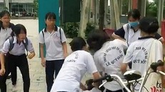 Hình ảnh vụ nữ sinh đánh bạn ở Bình Dương được chia sẻ trên mạng. Ảnh cắt từ clip