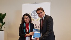 Tổng Giám đốc Nguyễn Thị Minh trao tặng Văn phòng Tổng Thư ký ISSA các ấn phẩm của Hiệp hội an sinh xã hội ASEAN - ASSA do BHXH Việt Nam chủ trì biên soạn, phát hành trong nhiệm kỳ Chủ tịch ASSA 2018-2019