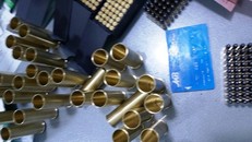 TP.HCM: Kiểm tra bất ngờ, phát hiện nam thanh niên giấu gần 2.000 viên đạn trong cốp xe máy Kiểm tra cốp xe máy của nam thanh niên tên H., tổ công tác 363 Công an TP.HCM phát hiện trong cốp xe gắn máy chứa 37 hộp tiếp đạn cao su, 1.850 viên đạn, 30 vỏ đạn