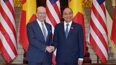 Thủ tướng Nguyễn Xuân Phúc và Bộ trưởng Thương mại Hoa Kỳ Wilbur Ross - Ảnh: VGP/Quang Hiếu