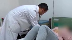 Bác sĩ đang kiểm tra sức khỏe cho cô Wang. Ảnh: Weibo