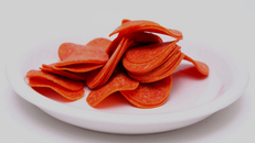  Xúc xích ăn liền có nguy cơ nhiễm khuẩn gây ngộ độc. Ảnh: FSN