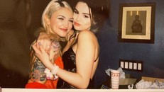 Selena Gomez đang hẹn hò đồng giới với nữ ca sĩ Julia Michaels?