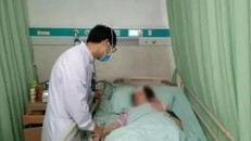 Trân Trân nhập viện trong tình trạng méo miệng, tê liệt một bên người.