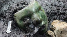 Một cổ vật được phát hiện dưới chân kim tự tháp Mặt trời.