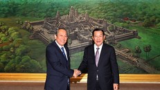 Phó Thủ tướng Thường trực Trương Hòa Bình và Thủ tướng Campuchia Samdech Hun Sen - Ảnh: VGP/Lê Sơn