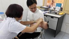 Trẻ được tiêm, uống vắc xin tại trạm y tế.